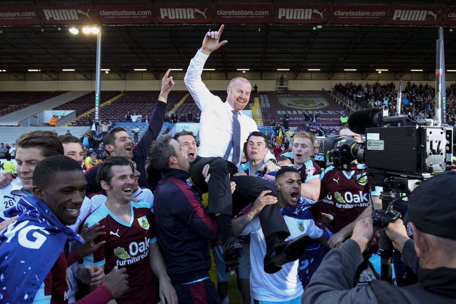 Sean Dyche celebrates Burnley’s promotion to the Premier League. Steadycam doing their usual best to block photographers. (17mm, ISO1600, 1/800th, f4)