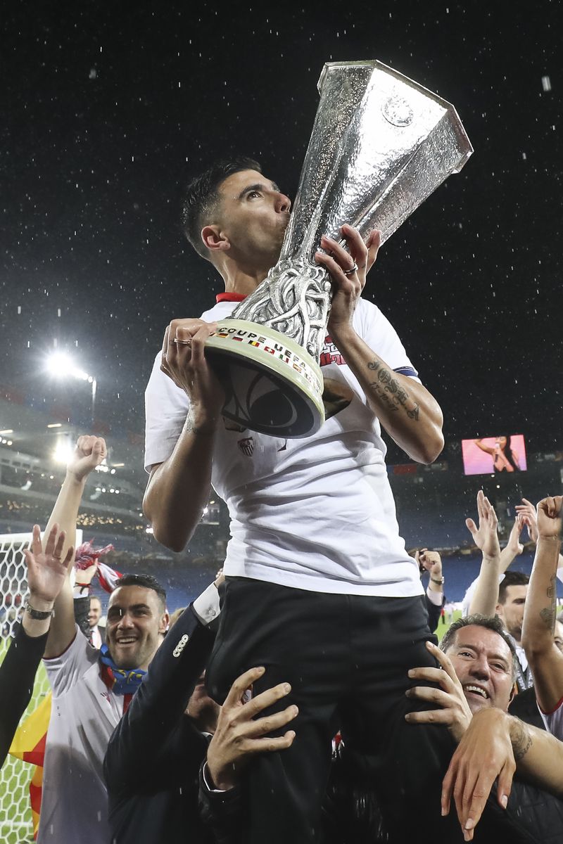 Sevilla’s José Antonio Reyes celebrates with the Europa League trophy. (16mm, ISO3200, 1/800th, f4)