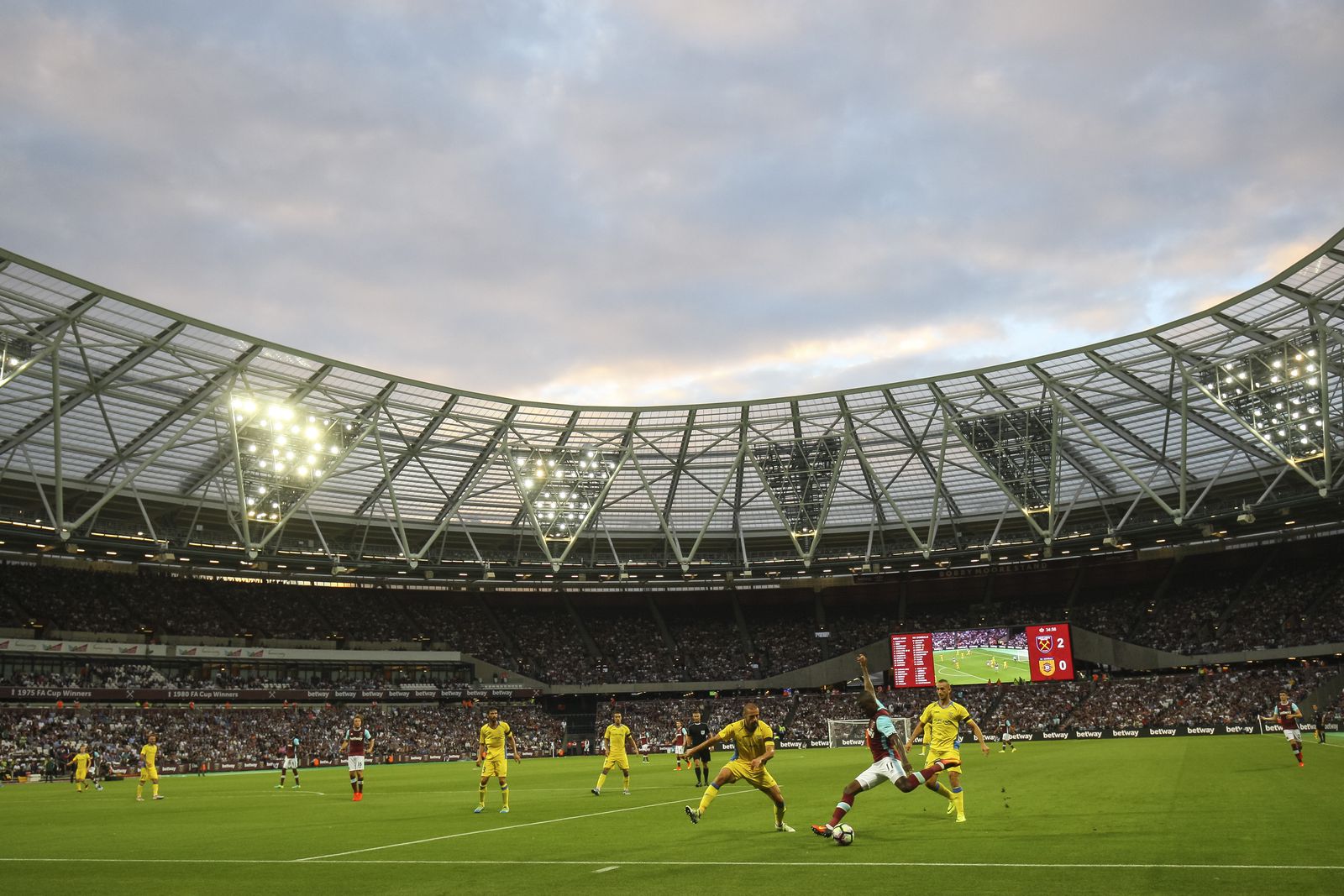 Back from the Euros, I ventured to the ~Olympic~ London Stadium for West Ham’s first match against Domzale. (24mm, ISO1250, 1/800th, f4)