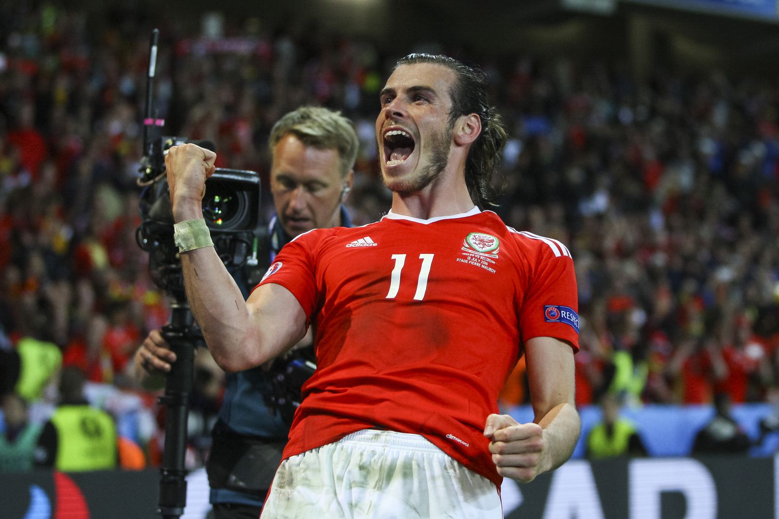 Gareth Bale celebrates Wales reaching the semi-final. (80mm, ISO2500, 1/200th, f2.8)