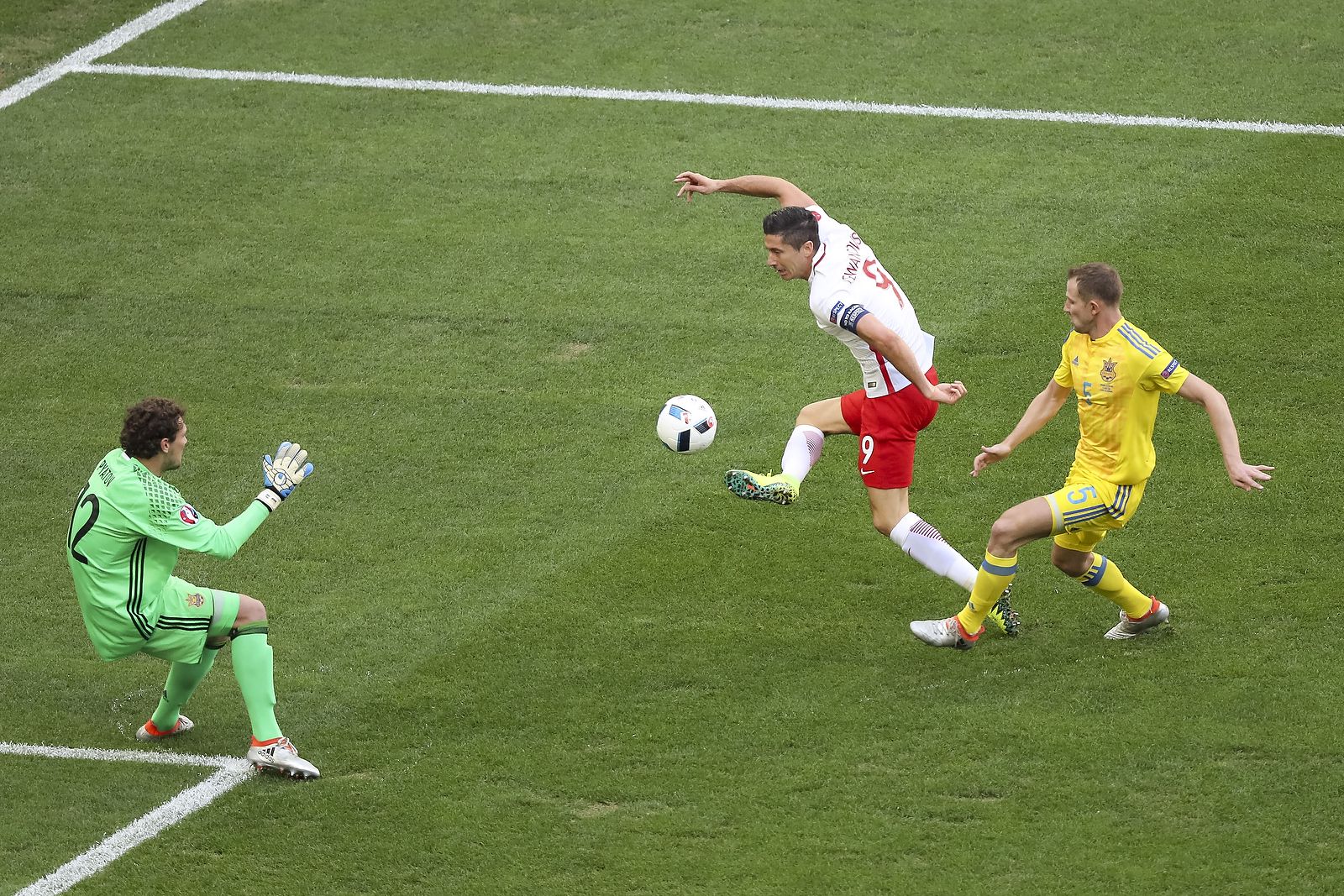 Robert Lewandowski lobs goalkeeper Andriy Pyatov but fails to score