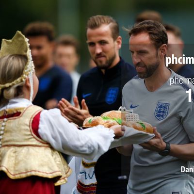 Gareth Southgate receives some traditional Russian food
