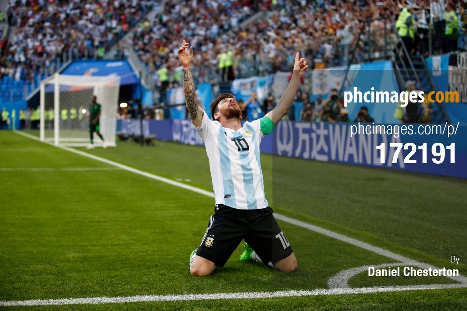 Messi celebrates in the corner