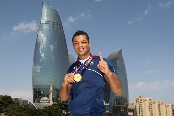 Boxing Gold Medallist Joe Joyce poses with his medal in front of the Baku Flame Towers