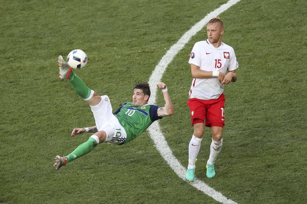 Conor Washington attempts an overhead kick against Poland
