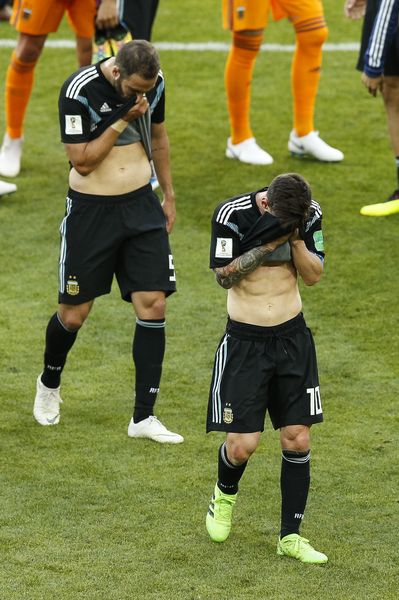 Argentina's Gonzalo Higuaín and Lionel Messi look dejected after drawing against Iceland