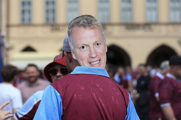 A West Ham fan wears a David Moyes mask