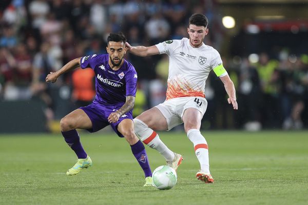 Declan Rice battles with Fiorentina's Nicolas Gonzalez