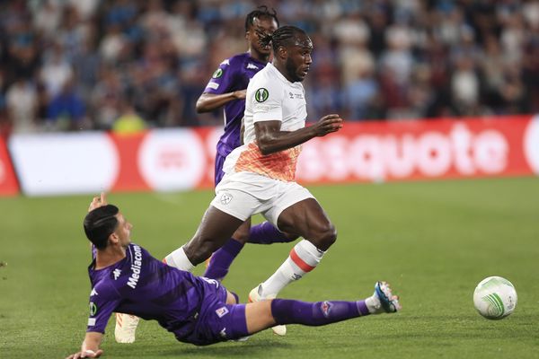 Michail Antonio runs with the ball