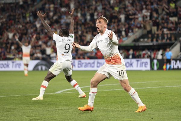 Jarrod Bowen and Michail Antonio appeal for a penalty after a Fiorentina handball