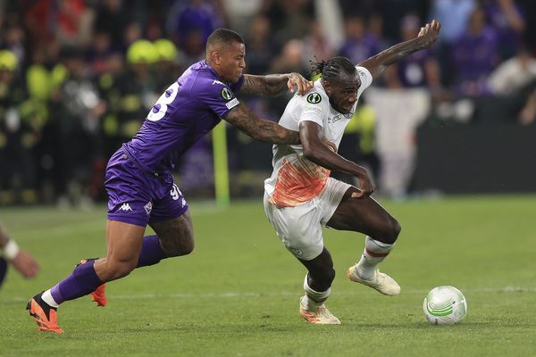 Michail Antonio battles with Fiorentina's Igor