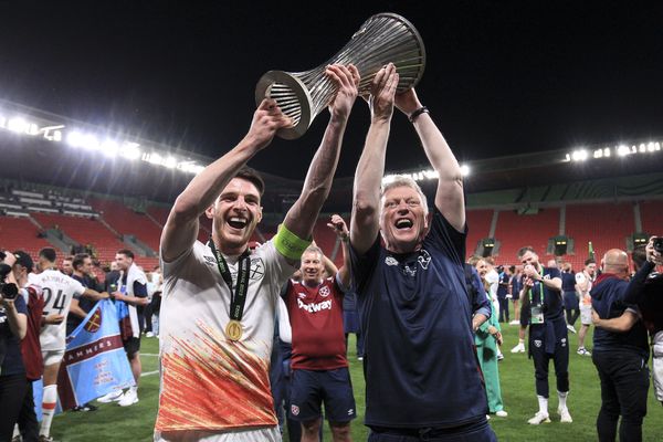 David Moyes and Declan Rice lift the trophy