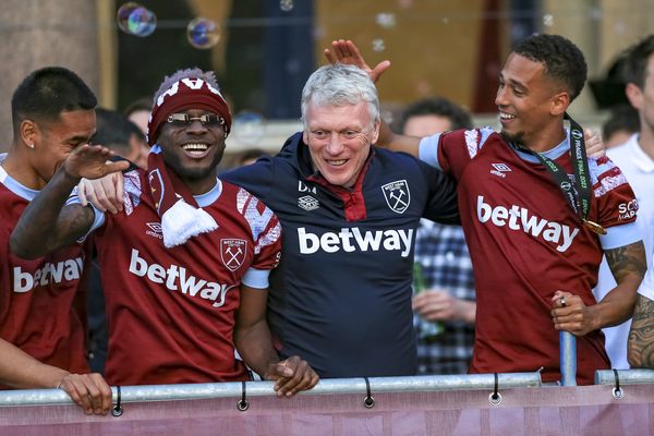 Maxwel Cornet, David Moyes and Thilo Kehrer celebrate